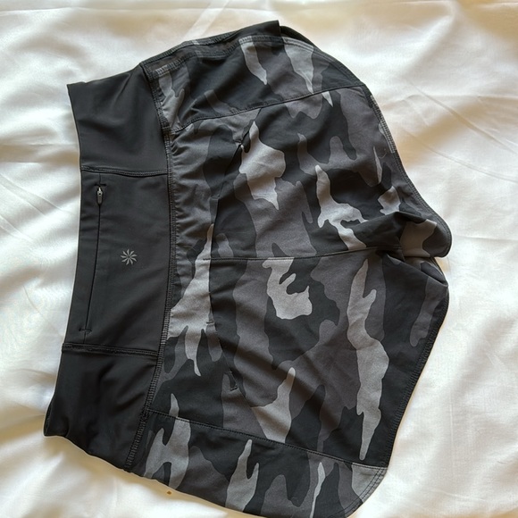 Athleta Women’s running shorts in camo size XS. - Picture 3 of 7